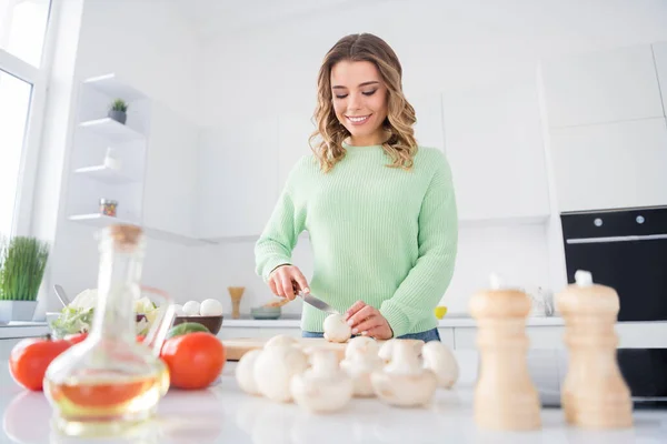 Portret van haar ze mooi aantrekkelijk mooi vrolijk gericht golvend-harig meisje hakken champignons maken van verse schotel in licht witte keuken binnen — Stockfoto