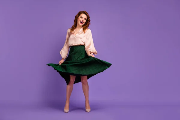 Πλήρης φωτογραφία μεγέθους του ελκυστικό γλυκό κορίτσι κρατώντας τη φούστα της στροφή απολαύσετε φορούν καλά ρούχα εμφάνιση απομονώνονται σε μωβ φόντο χρώμα — Φωτογραφία Αρχείου