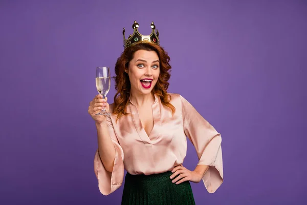 Proost. Foto van charmante grappige mooie chique dame houden mousserende wijn glas vertellen toast corporate party dragen gouden kroon beige shirt blouse groene rok geïsoleerde paarse kleur achtergrond — Stockfoto