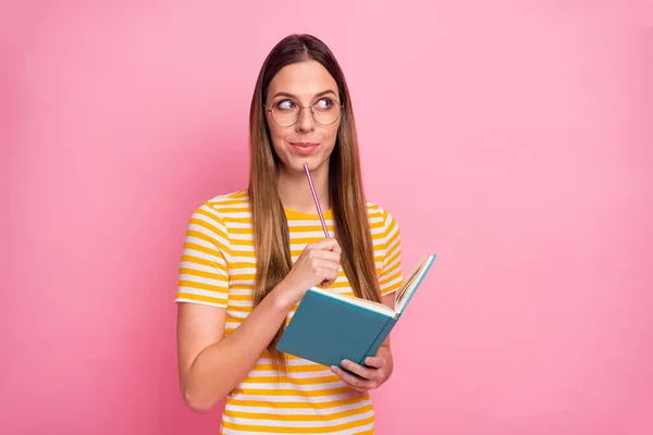 Primer plano retrato de ella ella agradable atractivo bonito lindo inteligente alegre chica escribiendo notas planificación creación estrategia aislado sobre rosa pastel color fondo — Foto de Stock