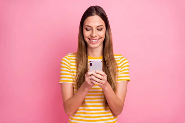 Close-up portret van haar ze mooi aantrekkelijk mooie mooie vrolijke vrolijk gericht meisje verzenden sms met behulp van digitale 5g geïsoleerd over roze pastel kleur achtergrond — Stockfoto