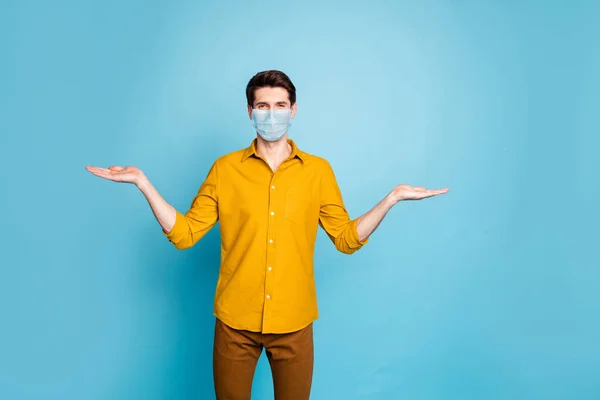 Portret van zijn hij mooie aantrekkelijke gezonde man dragen veiligheidsmasker houden op palmen twee opties recept kopieerruimte mers cov risico ziekte gezondheidszorg geïsoleerde pastel kleur achtergrond — Stockfoto