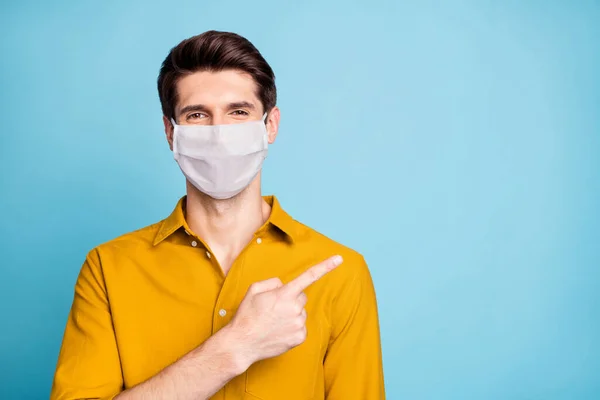 彼の素晴らしいです自信のある健康な男身に着けている安全マスクを示す新規性のあるコピースペース停止インフルエンザメーカーcovウイルス肺炎単離されたパステルカラー背景 — ストック写真