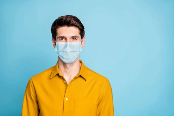 자신의 매력적 인 건강 한 남자가 안전 마스크를 쓰고 있는 모습을 클로즈업 한 그는 인플루엔자 발신기를 멈추게 하고 치료 증상인 바이러스성 폐렴을 치료하며 파스텔 색 배경을 분리 했다. — 스톡 사진