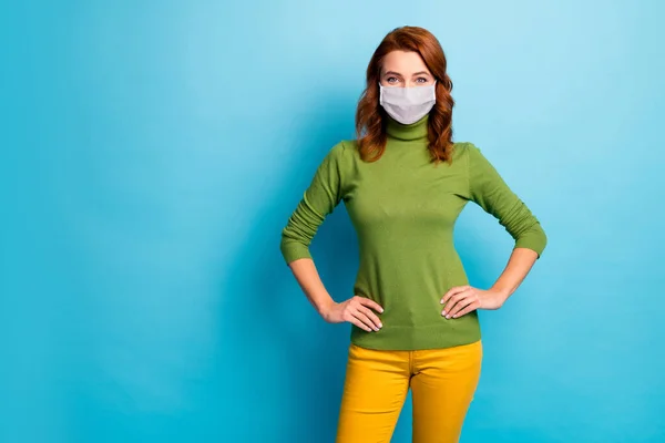 Retrato dela ela menina saudável vestindo máscara de segurança contagioso vírus influenza doença recuperação pneumonia medidas preventivas isolado brilhante brilhante brilho vibrante verde azul cor fundo — Fotografia de Stock