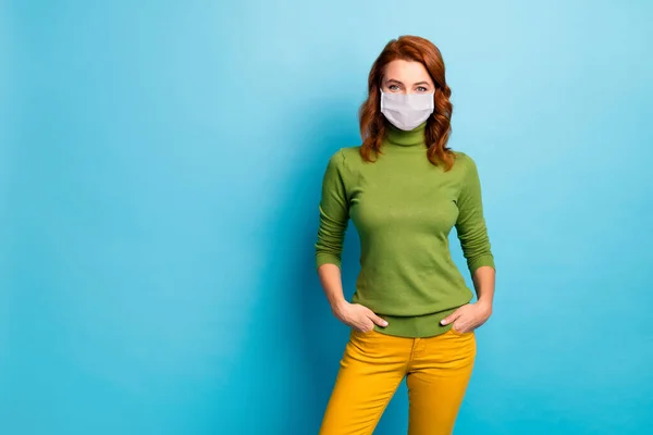 Retrato dela ela menina saudável usando máscara de segurança mers cov influenza pneumonia medidas preventivas copiar espaço poluição do ar co2 smog isolado brilhante vívido brilho vibrante verde azul cor fundo — Fotografia de Stock