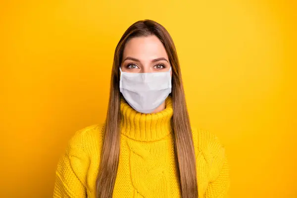 Close-up retrato dela ela agradável atraente menina saudável usando máscara de segurança parar pneumonias virais respiratórias alta febre gripe contaminação isolado sobre cor amarela brilhante fundo — Fotografia de Stock