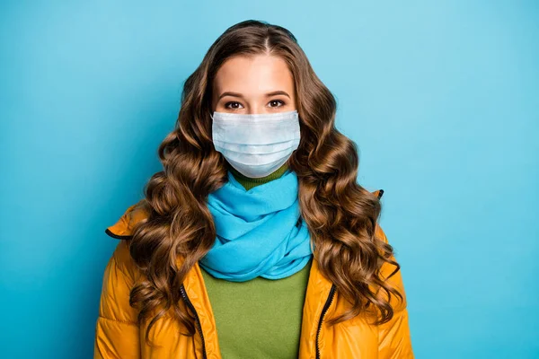 Close-up retrato dela ela agradável atraente menina de cabelos ondulados saudáveis vestindo máscara de gaze de segurança parar pandemia contagiosa doença respiratória viral distância social isolado azul cor de fundo — Fotografia de Stock