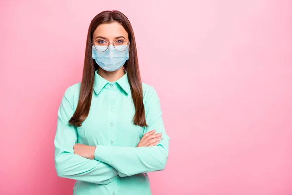 Portrét jí ona pěkný zdravý trendy dívka na sobě bezpečnostní gázová maska složené zbraně medicína stop chřipka mers cov nemoc zdravotní péče izolované růžové barvy pozadí — Stock fotografie