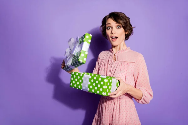 Retrato de chica asombrada obtener regalo de aniversario de su amigo abierto mirada impresionada estupor desgaste polka-dot ropa aislada sobre fondo de color violeta —  Fotos de Stock