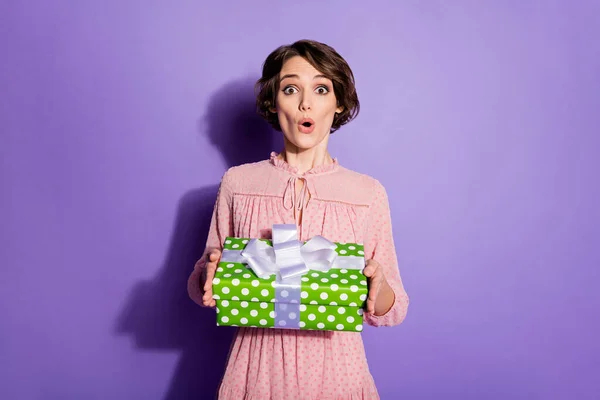 Retrato de la caja de regalo de retención de chica asombrada no espere regalo de su novio en 8-marzo mirada estupor desgaste polka-dot ropa aislada sobre fondo de color vibrante —  Fotos de Stock