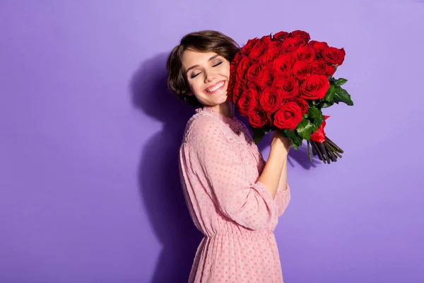 Πορτρέτο της όμορφης εμφάνισης ελκυστική χαριτωμένο χαρούμενο χαρούμενο χαρούμενο χαρούμενο ονειρικό κορίτσι κρατώντας στα χέρια τριαντάφυλλα γρήγορη παράδοση κατάστημα απομονώνονται σε φωτεινό ζωντανό λάμψη ζωντανό λιλά βιολετί μωβ φόντο χρώμα — Φωτογραφία Αρχείου
