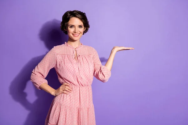 Retrato de chica alegre positiva cogida de la mano demostrar publicidad promoción retroalimentación desgaste buena ropa de aspecto aislado sobre fondo de color brillante —  Fotos de Stock