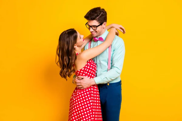 Retrato de positivo apaixonado concurso casal menina cara abraço abraço abraço desfrutar de amor desgaste vermelho pontilhado vestido suspensórios calças de camisa calças isoladas sobre brilhante brilho cor fundo — Fotografia de Stock