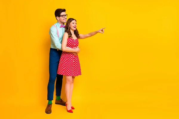 Full length profile photo of pretty lady beautiful guy couple hugging direct finger empty space wear red dotted φόρεμα πουκάμισο — Φωτογραφία Αρχείου
