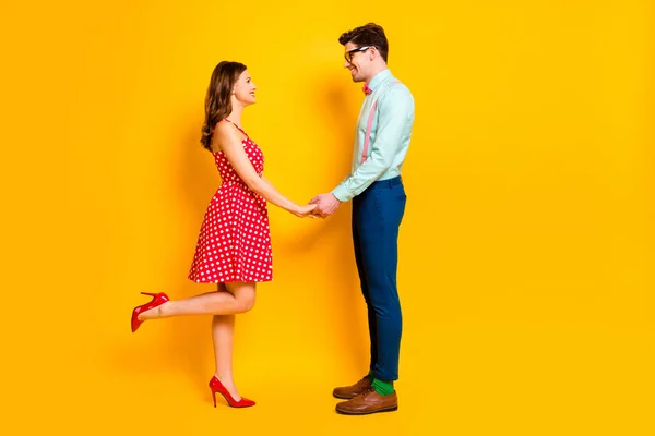 Foto de perfil de tamanho completo da linda senhora bonito cara festa do baile casal fotografar segurar os braços desgaste vermelho vestido camisa calça bowtie roupa elegante isolado amarelo brilhante cor fundo — Fotografia de Stock