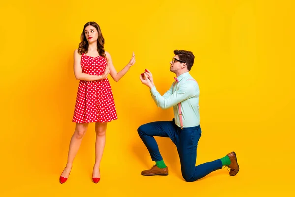 Foto de comprimento total da menina frustrada rejeitar cara dar-lhe anel de jóias propor casamento desgaste vestido pontilhado vermelho sorte mini pernas de salto alto suspensórios camisa isolada sobre brilho brilhante cor fundo — Fotografia de Stock