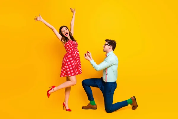 Yo digo que sí. Foto de perfil de cuerpo completo de un chico guapo señora bonita proponiendo novia soporte de rodilla anillo de diamantes caja de desgaste vestido rojo camisa bowtie aislado amarillo brillante color fondo — Foto de Stock