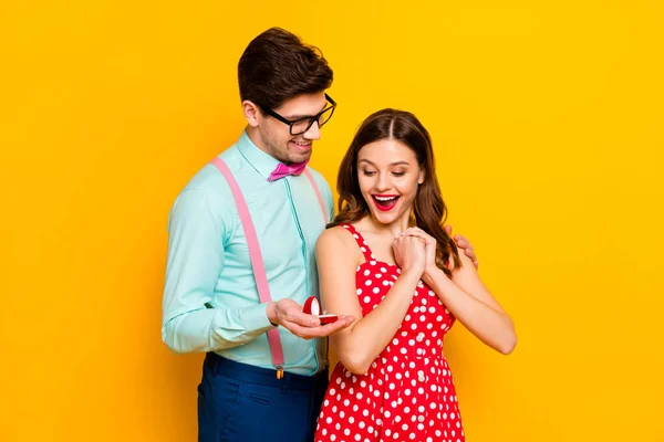 남자 친구가 결혼을 권유하는 충격에 휩싸인 소녀는 밝은 색상 배경 위에 따로 떨어져 있는 빨간 점선 셔츠를 입고 믿어 지지 않을 정도로 값비싼 장신구를 착용 한다 — 스톡 사진