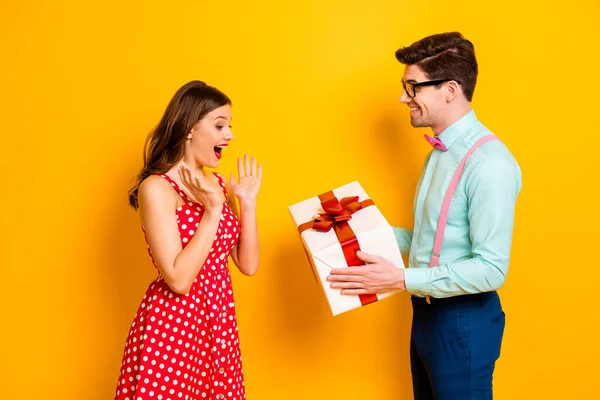 Heyecanlı kızın 14 Şubat 'ta eşiyle randevusu var. Şık bir erkek düşkünü. Dilek dileği hediyesi olarak kırmızı noktalı elbise giyiyor. — Stok fotoğraf