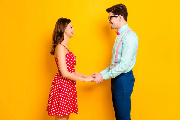 Foto de perfil de senhora bonita cara bonito festa do baile casal fotografar segurar os braços olhar olhos usar vestido vermelho camisa calças arco elegante roupa retro isolado amarelo brilhante cor de fundo — Fotografia de Stock