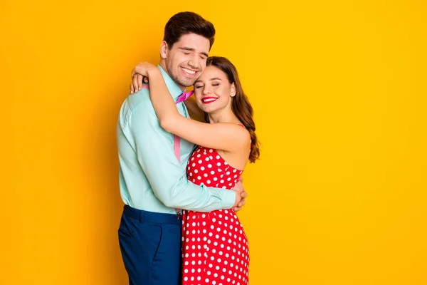 Blog Fényképezés two people attractive lady handsome guy prom party couple ölelés pózol portré szemek csukott viselni piros pontozott ruha ing csokornyakkendő retro ruhák elszigetelt sárga háttér — Stock Fotó