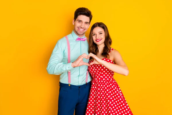 Nazik iki insan, iki erkek sarılır parmaklarına sonsuz aşk işareti takar kırmızı noktalı elbise giyer pembe gömlek, parlak parlak arkaplan — Stok fotoğraf