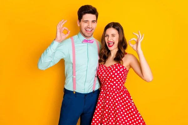 Retrato de positivo duas pessoas homem mulher cônjuges desfrutar de fim de semana andar mostrar ok sinal piscar desgaste vermelho pontilhado vestido azul camisa rosa suspensórios isolados sobre brilhante brilho cor fundo — Fotografia de Stock