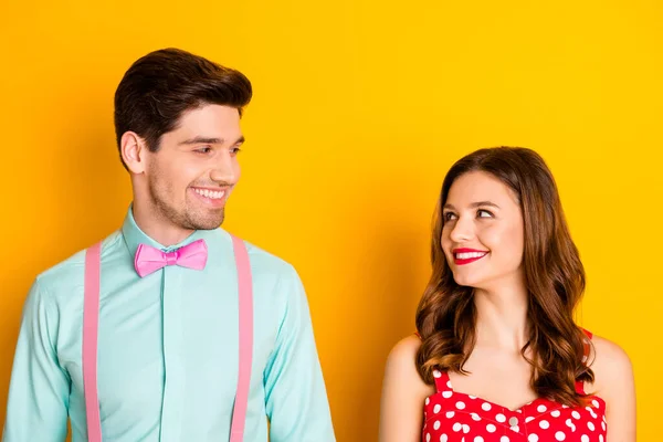 Foto bela senhora bonita cara bonito dente sorridente olhar olhos prom casal desgaste vermelho pontilhado vestido camisa bowtie elegante retro roupas isolado amarelo brilhante cor fundo — Fotografia de Stock