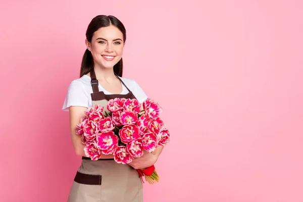 Πορτρέτο της αυτή ωραία ελκυστική όμορφη γοητευτικό χαρούμενο χαρούμενο περιεχόμενο κορίτσι διευθυντής πωλητή κρατώντας στα χέρια ρομαντικά λουλούδια απομονώνονται σε ροζ φόντο παστέλ χρώμα — Φωτογραφία Αρχείου
