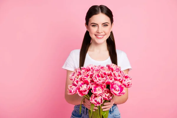 Κοντινό πλάνο πορτρέτο της αυτή ωραία ελκυστική όμορφη αρκετά γοητευτικό χαρούμενο χαρούμενο χαρούμενο κορίτσι κρατώντας στο χέρι λουλούδια κατάστημα μπουτίκ κατάστημα απομονωμένο πάνω από ροζ παστέλ χρώμα φόντο — Φωτογραφία Αρχείου