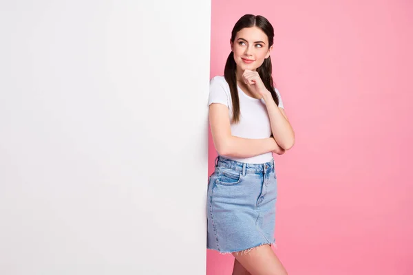 Retrato dela ela agradável atraente linda muito charmoso alegre curioso mente menina olhando para novidade notícias placa branca mensagem isolada sobre cor pastel rosa fundo — Fotografia de Stock