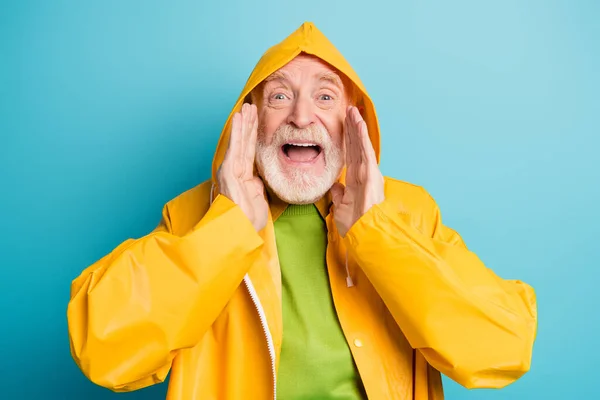 Gros plan portrait de son il agréable gai joyeux joyeux heureux homme aux cheveux gris portant manteau jaune disant grande nouvelle annonce de nouveauté isolé sur lumineux éclat vif fond de couleur bleu vif — Photo