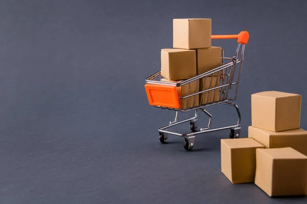 Foto van een winkelcentrum pushcart met spullen in papieren dozen leveren van orde naar huis snelle verzending service order koper beroep geïsoleerd over donker pastel grijs paars paarse kleur achtergrond — Stockfoto