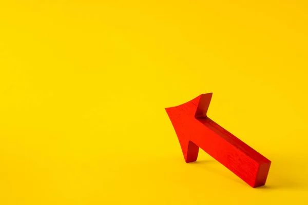 Vista da vicino della figura rossa della freccia che mostra indicando da parte sconto di vendita e-commerce startup isolato su brillante vivido brillare vibrante sfondo di colore giallo — Foto Stock