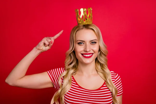 Retrato de dedo índice de la muchacha positiva su diadema de oro que consigue graduación fiesta de graduación desgaste ropa de moda aislado sobre fondo de color brillante —  Fotos de Stock