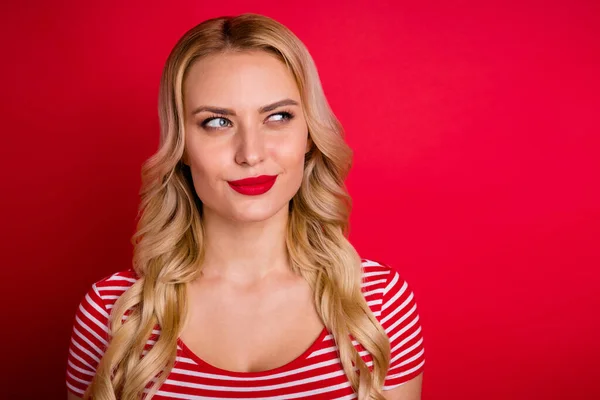 Retrato de espírito interessado menina olhar copyspace pensar pensamentos decidir escolher decisões astutos escolha solução desgaste boa aparência roupas isoladas sobre fundo de cor brilhante — Fotografia de Stock