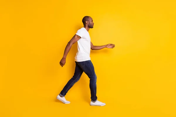 Foto de comprimento total de sério afro americano cara freelancer ir andar passo parceria encontro desgaste tendência elegante roupas modernas sapatos isolados sobre fundo de cor vívida — Fotografia de Stock