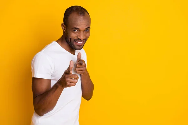 Ik beveel u, Positieve vrolijke afro-amerikaanse man wijs wijsvinger geven de beste keuze voor werk project dragen goede look kleding geïsoleerd over levendige kleur achtergrond — Stockfoto