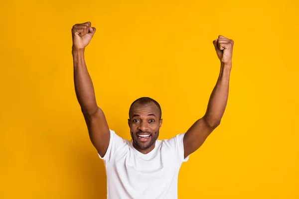 Retrato do seu ele agradável atraente alegre alegre alegre cara levantando as mãos para cima celebrando venda desconto grande sorte isolado sobre brilhante brilho vívido cor amarela vibrante fundo — Fotografia de Stock