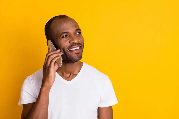 Close-up portret van zijn hij mooie aantrekkelijke vriendelijke vrolijke man praten op de telefoon cellulaire verkoop korting geïsoleerd over heldere levendige glans levendige gele kleur achtergrond — Stockfoto