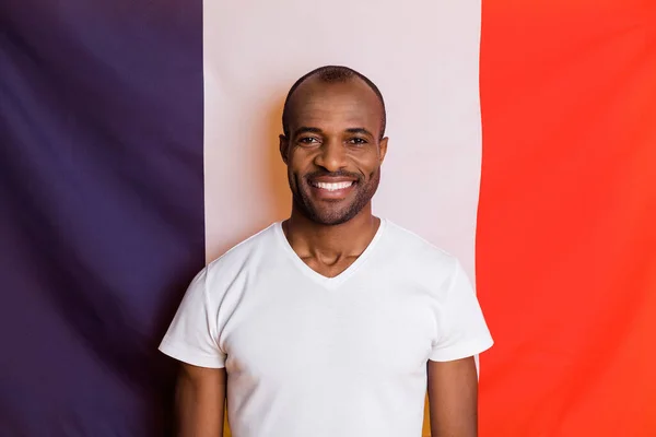 彼の素敵な魅力的なコンテンツ陽気な陽気な陽気な男学生交換プログラムの移転は、フランスの国旗の背景に孤立移民を移動 — ストック写真