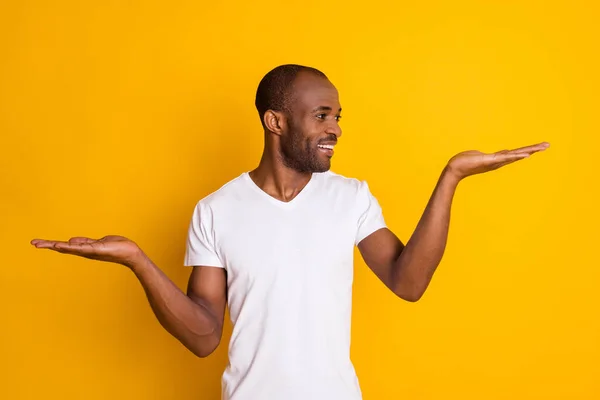 Retrato de tipo afro-americano positivo de la mano demostrar anuncios promo recomendar sugerir ropa de estilo casual selecto aislado sobre fondo de color brillante — Foto de Stock