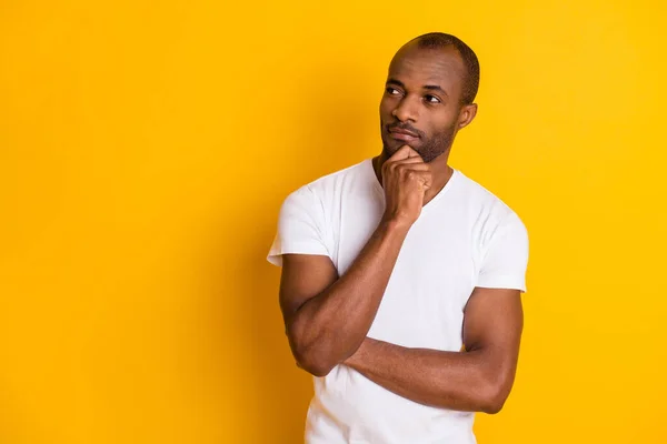 Portrét smýšlející zájem afro Američan chlap dotek ruka brada vzhled copyspace myšlení myšlenky rozhodnout volba řešení nosit ležérní styl oblečení izolované živé barevné pozadí — Stock fotografie