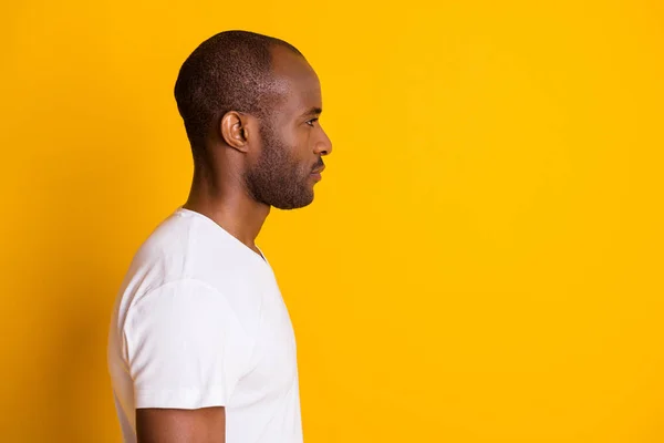 Profiel side photo of confident strict afro american guy look copyspace luister zijn collega 's dragen casual stijl outfit geïsoleerd over heldere kleur achtergrond — Stockfoto