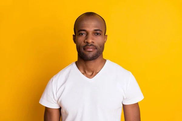 Porträtt av strikt expert professionell afro amerikansk kille ser allvarlig i kameran slitage casual style outfit isolerad över levande färg bakgrund — Stockfoto