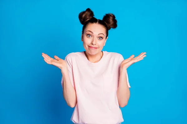 Porträt von ihr sie schön aussehende attraktive hübsche schöne unsichere Mädchen achselzuckend weiß keine Informationen sorry isoliert auf hellem lebendigen Glanz lebendigen blauen Farbhintergrund — Stockfoto