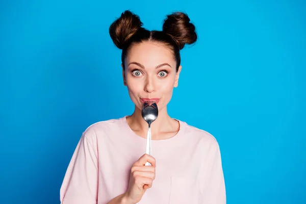 Primer plano retrato de ella ella agradable atractivo bastante lindo alegre divertido moreno de pelo chica lamiendo cuchara saludable pérdida de peso sopa aislado en brillante brillo vivo vibrante color azul fondo — Foto de Stock