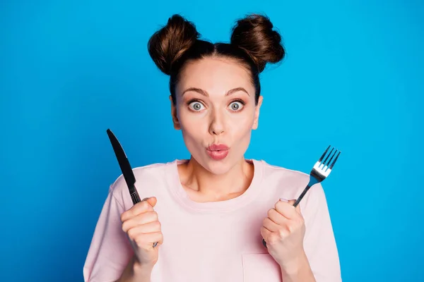 Close-up retrato dela ela agradável atraente muito alegre engraçado fome menina segurando na mão garfo faca quer saborosa torta de pizza saborosa isolado no brilhante vívido brilho vibrante azul cor de fundo — Fotografia de Stock