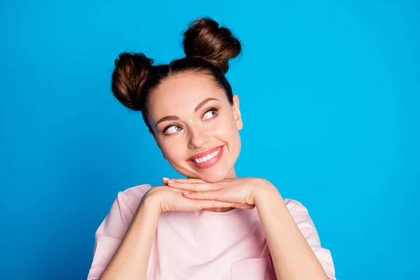 Closeup foto de atraente expressão engraçada senhora dois pães muito sonhador olhar lado vazio espaço braços sob o queixo desgaste casual branco rosa t-shirt isolado brilhante azul cor de fundo — Fotografia de Stock